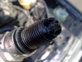 По какой причине на ваз 2114 заливает свечи