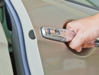 Замок автомобиля не открывается: что делать до приезда специалиста