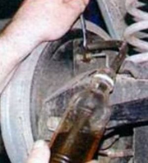 Как прокачать тормоза на ваз 2107 одному и с напарников